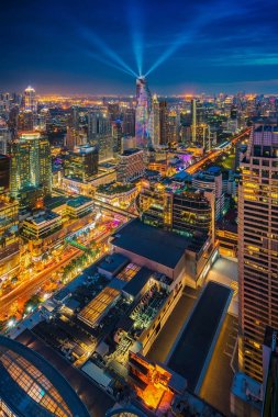 Günbatımı Ratchaprasong ve Sukhumvit Bangkok şehir görünümü noktadan alanında bina çatı katı barı, bangkok, Tayland