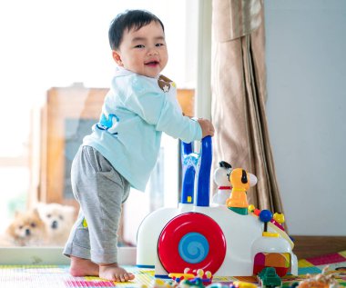 Asya bebek Walker oyuncak ile yürüme eğitimi