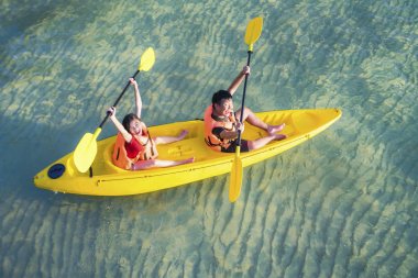 Asyalı çocuk kayık sahilde oynamak için