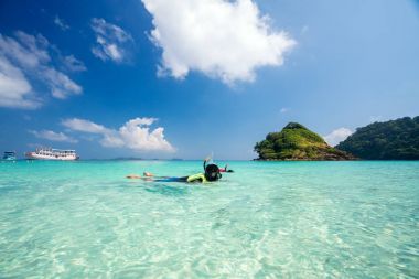 Asyalı çocuk kam Beach'te Yüzme