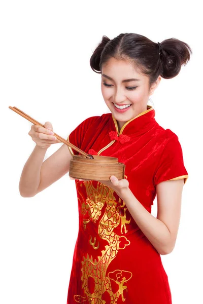 Asiatico signora in cinese abito mangiare dim sum i — Foto Stock