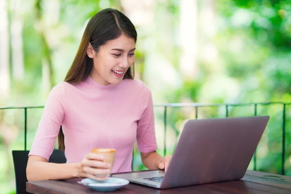Asiatique dame travaillant avec ordinateur carnet et boire un café — Photo