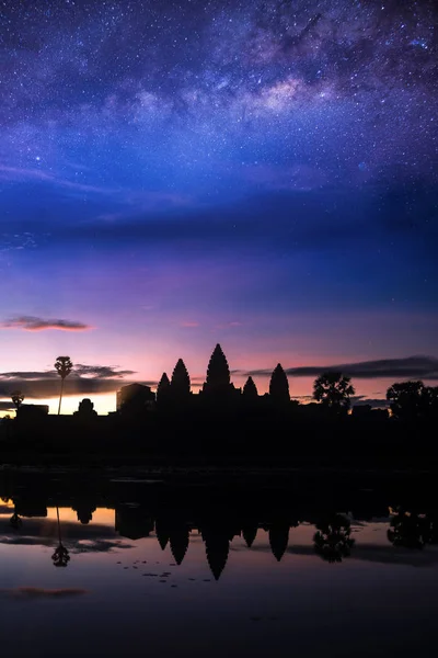 Ruiny świątyni Angkor wat z wschód słońca rano i gwiazda — Zdjęcie stockowe