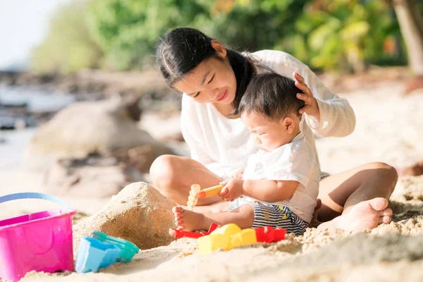 亚洲母亲和婴儿玩沙子和玩具一起 — 图库照片
