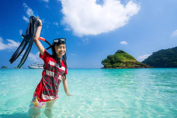 Ragazza Asiatica Viaggiare Thailandia Mare Phuket Bambino Giocare Acqua Nuotare — Foto Stock