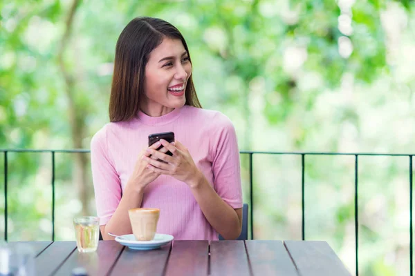 Asiatico signora uso smartphone con wifi in caffetteria — Foto Stock
