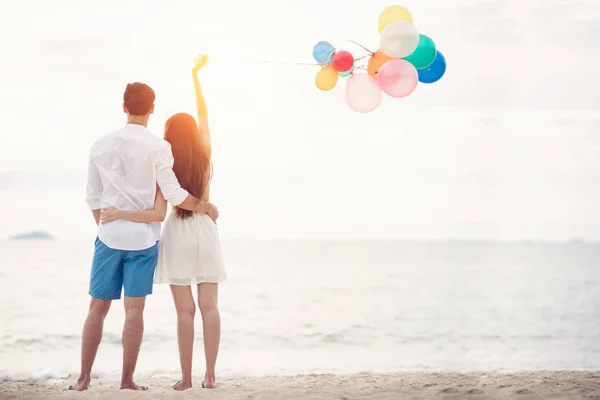 Verliebtes Paar steht mit Bollenhut am Strand — Stockfoto