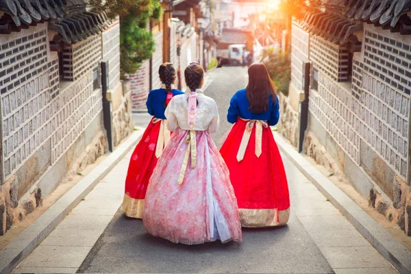 Signora coreana a Hanbok passeggiata in una città antica — Foto Stock