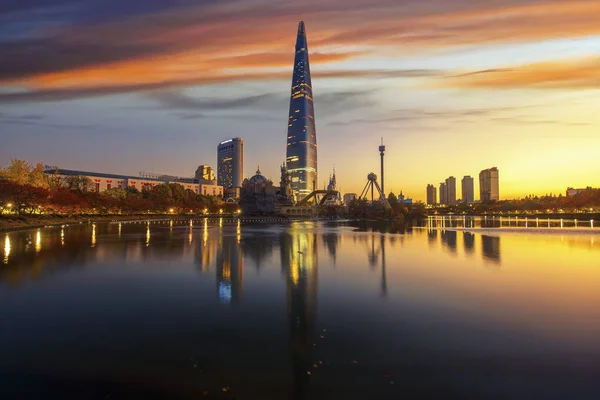 Punto di viaggio e torre e edificio a Seoul — Foto Stock