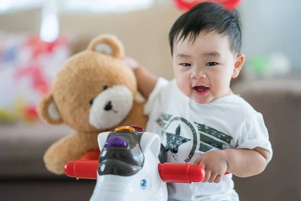 Азіатський дитини і плюшевий ведмедик — стокове фото