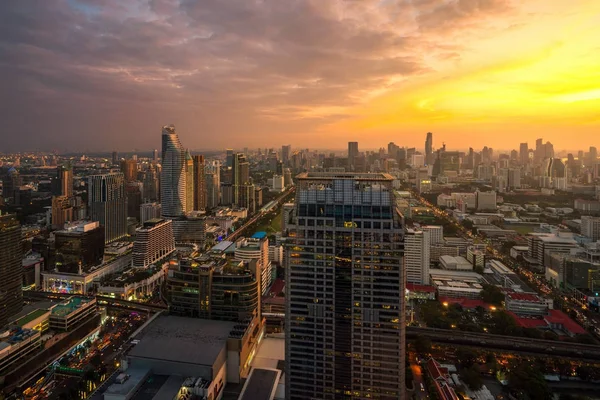 Immeuble dans la région de Ratchaprasong et Sukhumvit — Photo