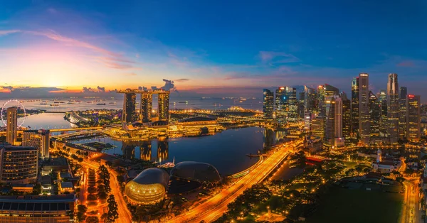 Singapore stad en zonsopgang — Stockfoto