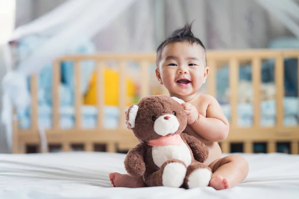 Asiático bebê sentar com ursinho de pelúcia — Fotografia de Stock