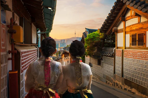 Señora coreana en Hanbok y caminar en una antigua ciudad —  Fotos de Stock