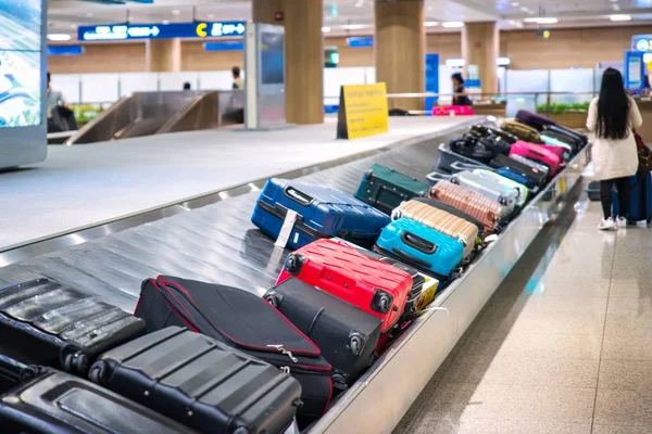 Reisende Die Nach Der Ankunft Zielflughafen Auf Eine Reisetasche Gürtel — Stockfoto