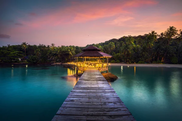 Pont et pavolion en bois à Koh Kood — Photo