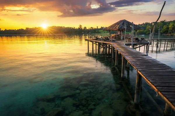 Pont boisé au port de Koh Mak — Photo