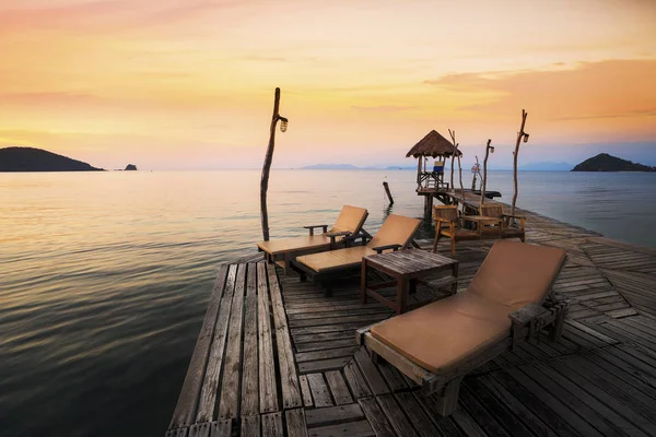 Relaxe canto no cais Koh Mak na ilha Mak — Fotografia de Stock