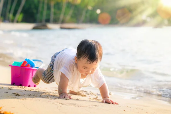 Asan baby spielen am strand in koh kood — Stockfoto