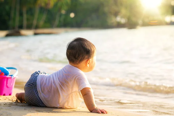 Asan baby spielen am strand in koh kood — Stockfoto