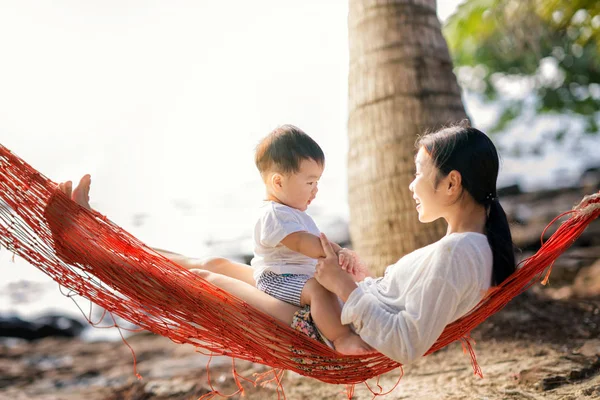 Asiática Mãe Ela Falando Seu Filho — Fotografia de Stock