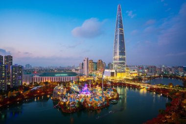 Seoul city arasında gece ve sabah günbatımı zamanı sonbahar park