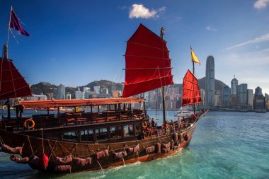 Hong Kong şehrinin kırmızı ormanlık tekne simgesi
