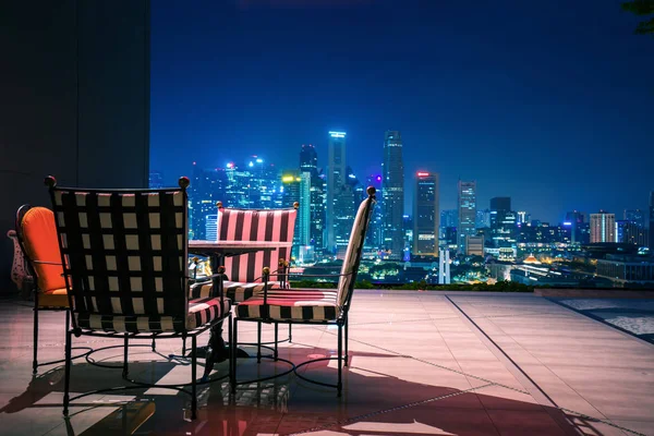 Sala de estar e relaxar canto no telhado do hotel em Cingapura — Fotografia de Stock