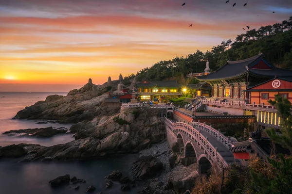 Templo de Yonggungsa en la playa — Foto de Stock