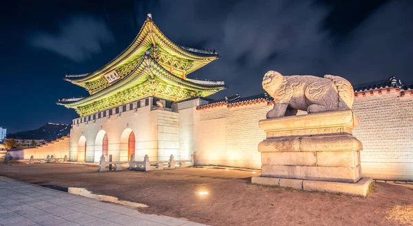 Porta do palácio de Gyeongbok — Fotografia de Stock