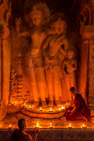 Mnich w starym mieście Bagan modlić się posąg Buddy — Zdjęcie stockowe