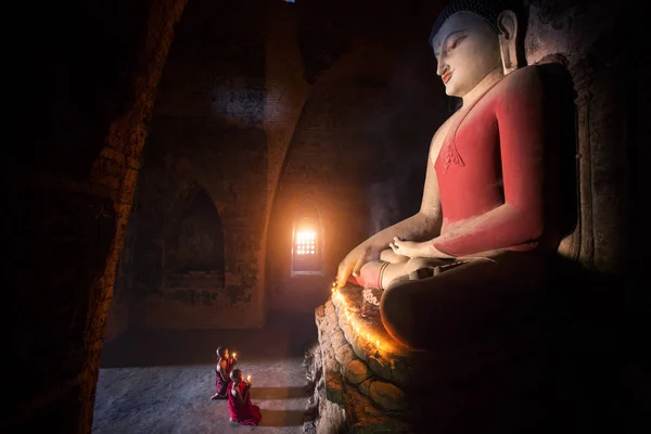 Monge em Bagan cidade velha rezar uma estátua buddha — Fotografia de Stock
