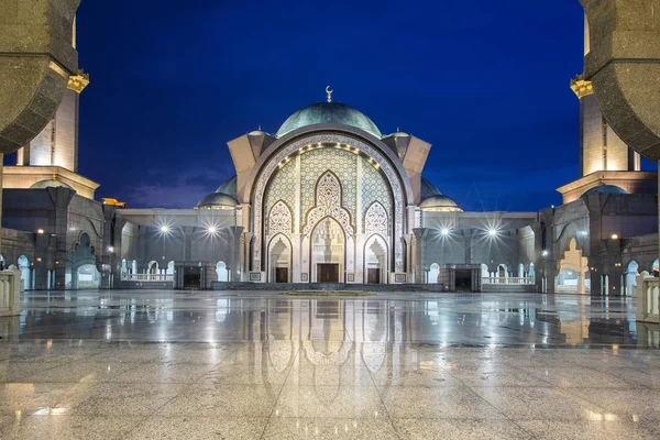 Мечеть в Куала-Лумпуре — стоковое фото