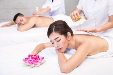 Çift ile spa gevşemek ve şerefinize Masaj, bu IMMAGE kullanabilirsiniz için Spa, Masaj, Cilt Bakımı, sakin ol, sağlık ve tatil kavramı