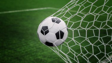 Futbol topu hedefe net ve yeşil bir arka plan ile