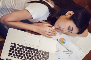 Sonra Üniversitesi uyku öğrenci bitirmek de üzerinde ev worke