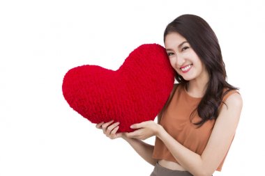 Asyalı güzel kız ve kırmızı bir kalp