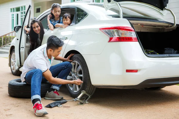 Padre Cambiar Neumático Nuevo Madre Hija Esperan Coche Este Canuse — Foto de Stock