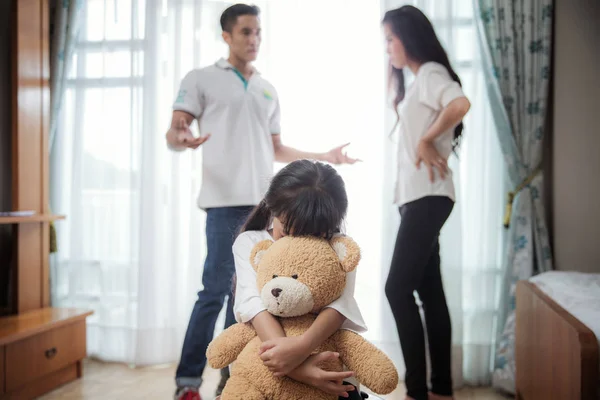 Problema Familiar Pai Mãe Está Lutando Mas Filha Muito Triste — Fotografia de Stock