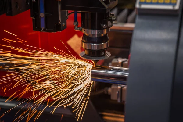 Cnc Laserschneidmaschine Arbeiten Der Fabrik Zum Schneiden Von Stahlrohr Kann — Stockfoto