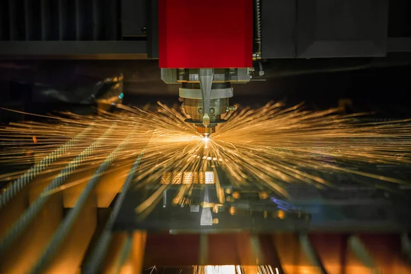 Corte Por Láser Cnc Opera Cortando Hoja Acero Fábrica Este — Foto de Stock