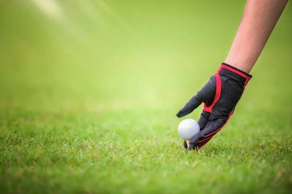 Golfové hráče a golg míč na odpališti z zelená — Stock fotografie