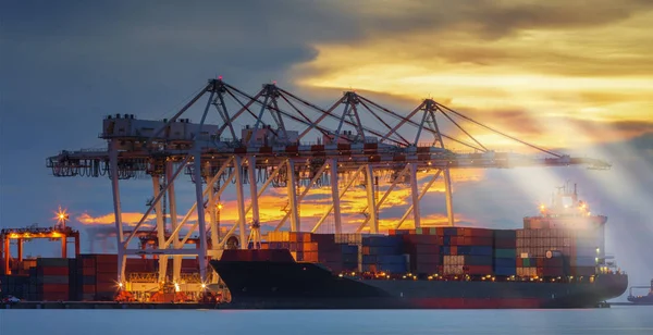 Containerverladung im Terminalhafen auf Schiffsladung — Stockfoto