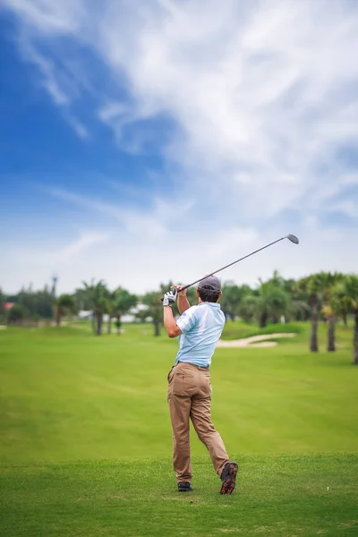 Asiático jugador de golf en tee off verde — Foto de Stock
