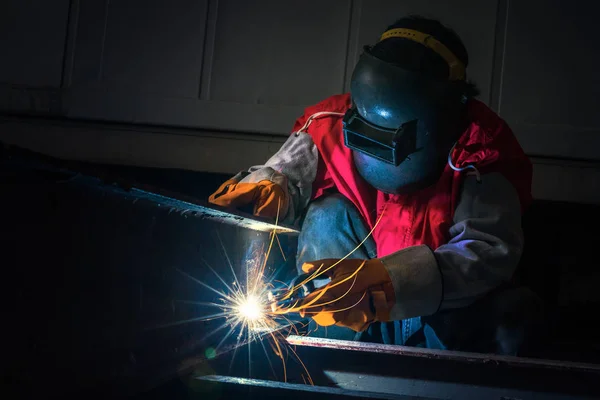 Engineer Welding Metal — Stock Photo, Image