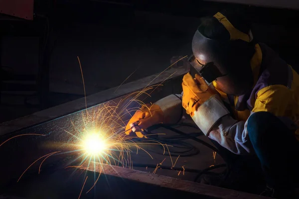 Worker and welding job — Stock Photo, Image