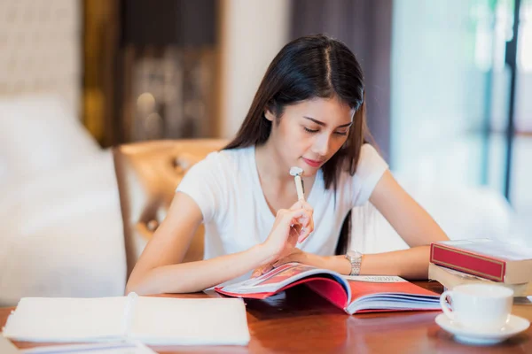 Asiático Senhora Estudante Ler Livro Texto Para Preparar Para Exame — Fotografia de Stock