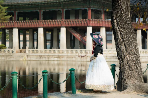 韩国夫人在韩礼服步行和旅行在汉城 南韩的宫殿 — 图库照片