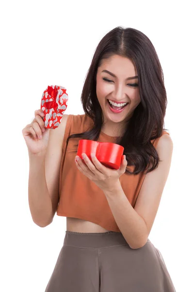 Señora asiática con caja de regalo — Foto de Stock