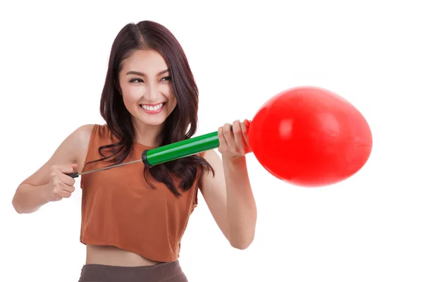 Asiático menina bonita e um balão de coração vermelho — Fotografia de Stock